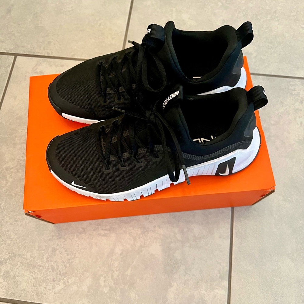 Nike Free Women’s Metcon 6 Sneakers in Black and White Size 8M